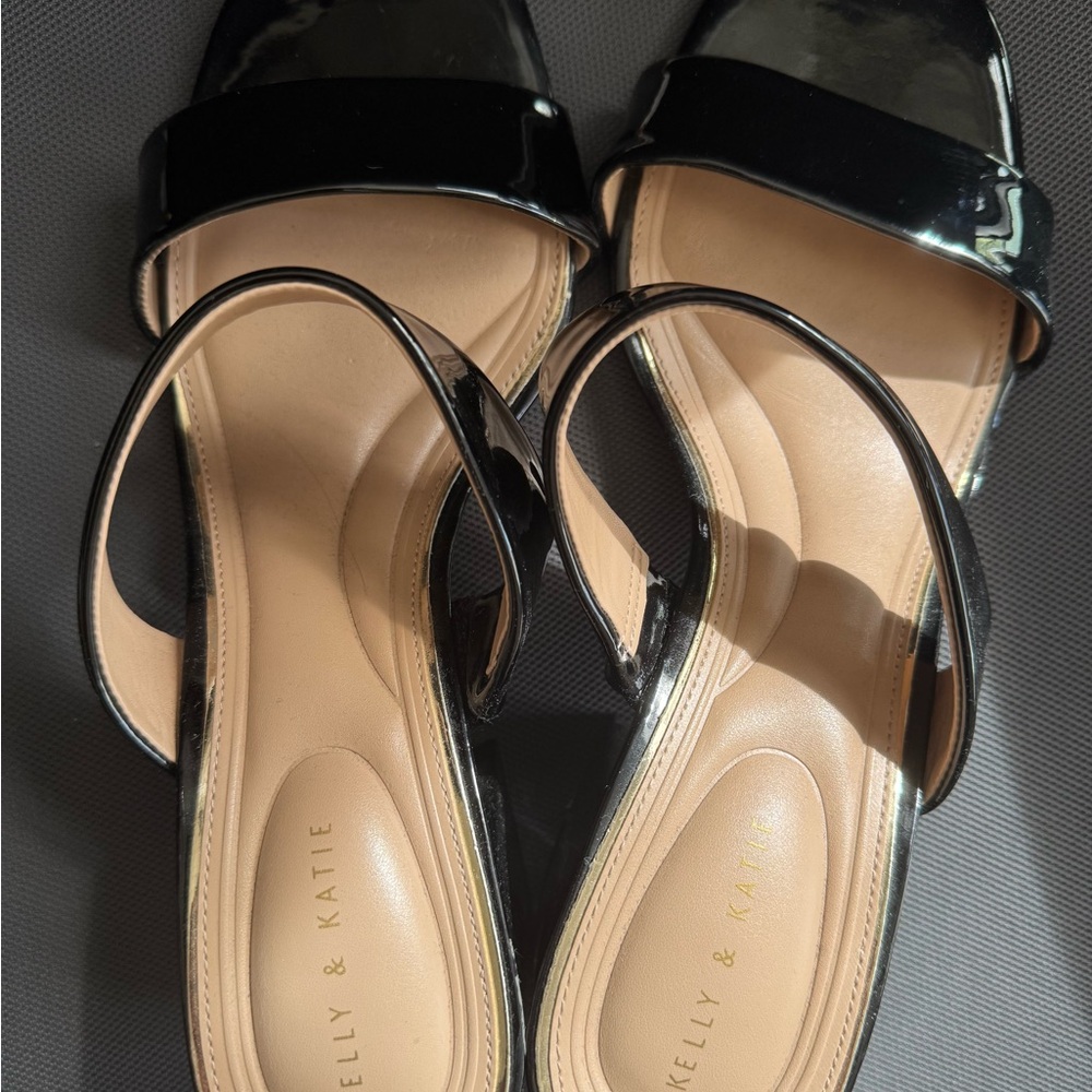Kelly & Katie Black Sandals Elegant Flat Design